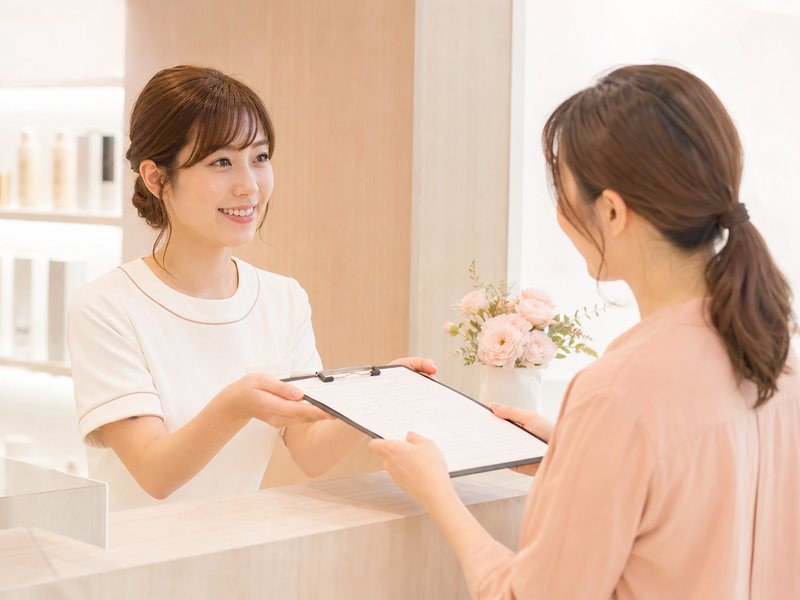 受付で案内を受ける様子